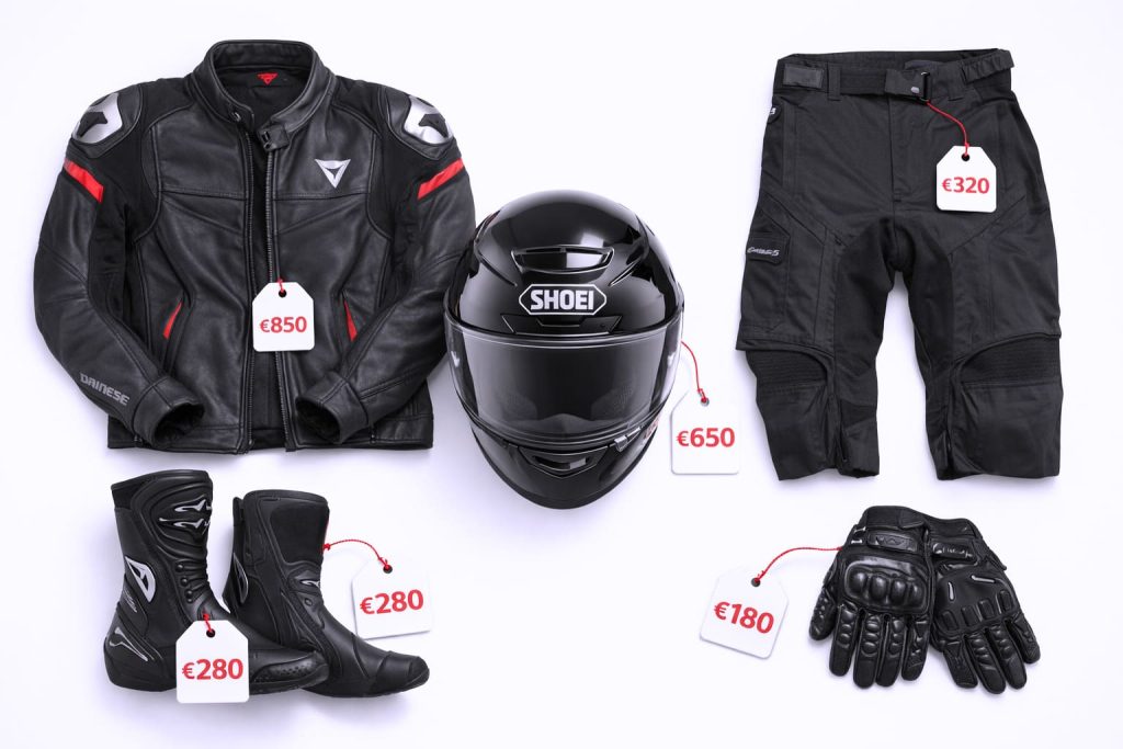 Vue d'ensemble d'un équipement moto complet avec les prix détaillés pour chaque élément de protection